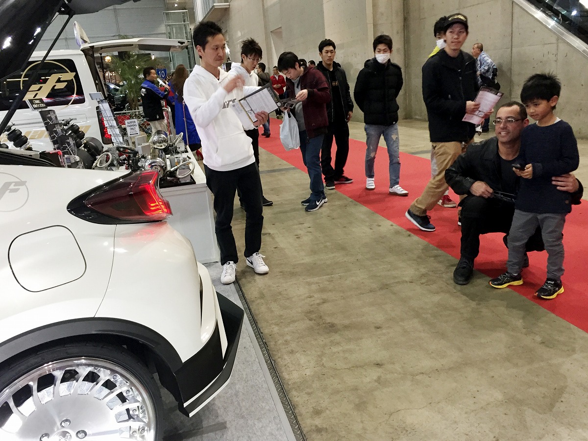 東京オートサロン2018　エアサスブース展示　デモンストレーション　来場者