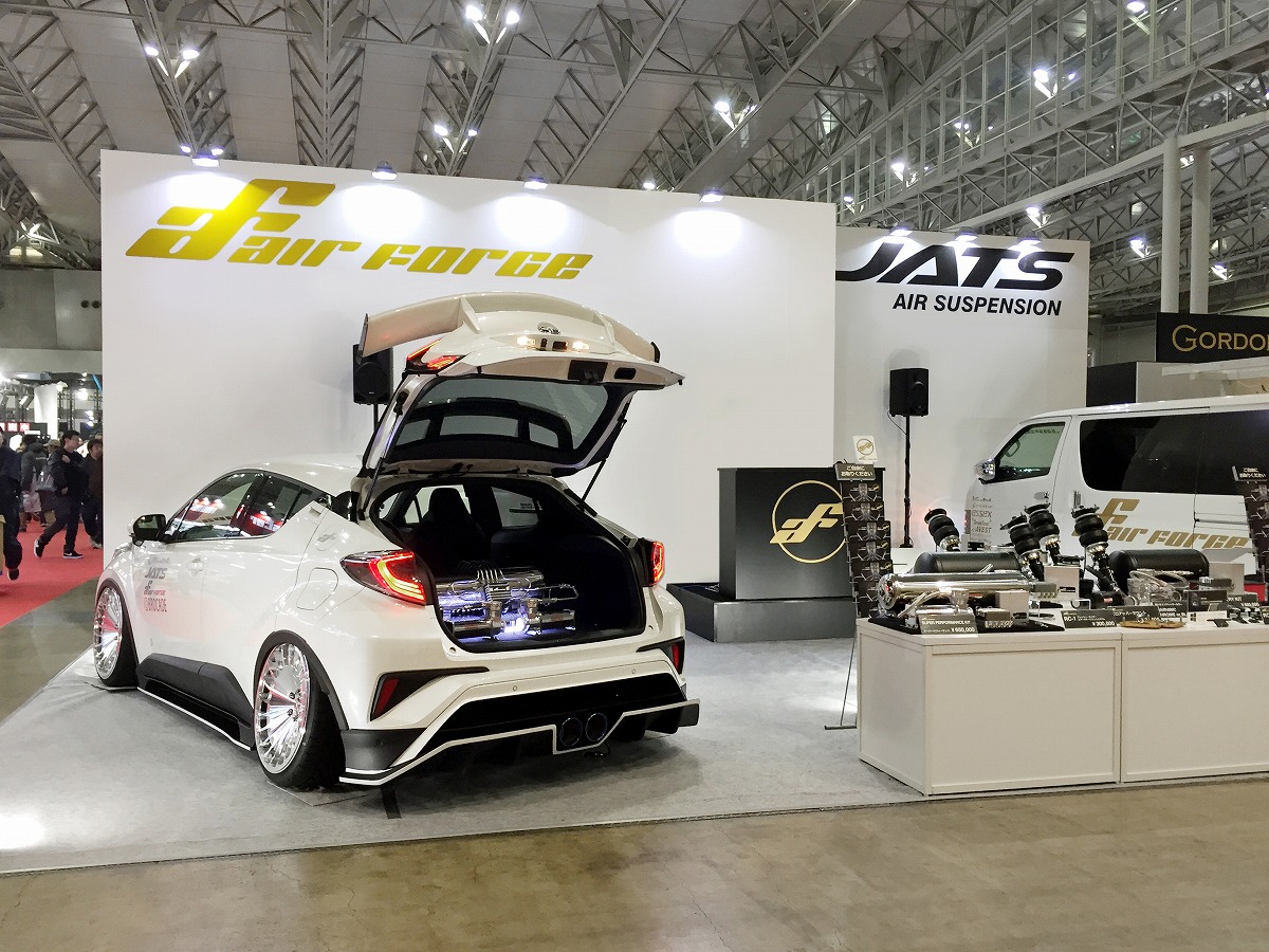 東京オートサロン2018　エアサスブース展示　キャンギャル　C-HR　ハイエース